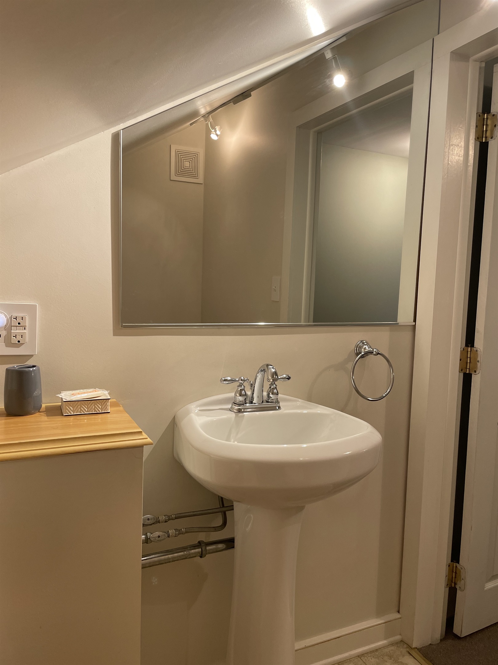 2nd floor 1/2 bath