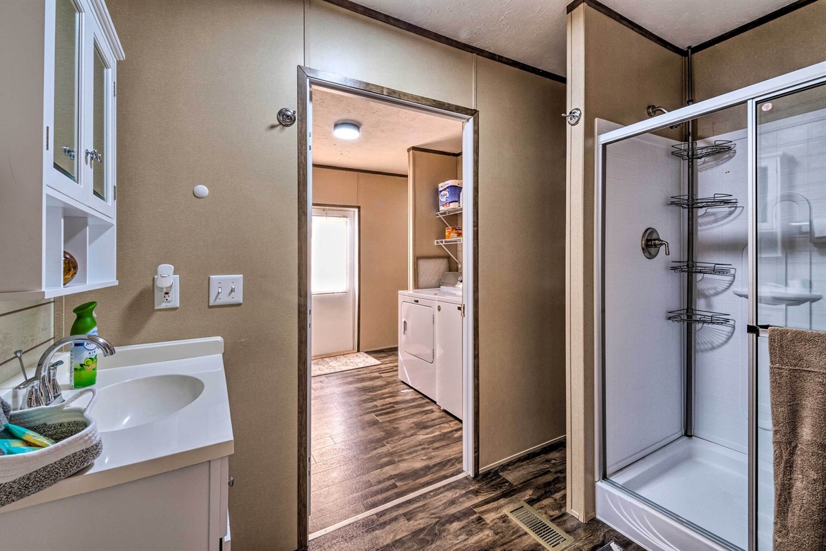 Full Bathroom | Linens & Towels Provided