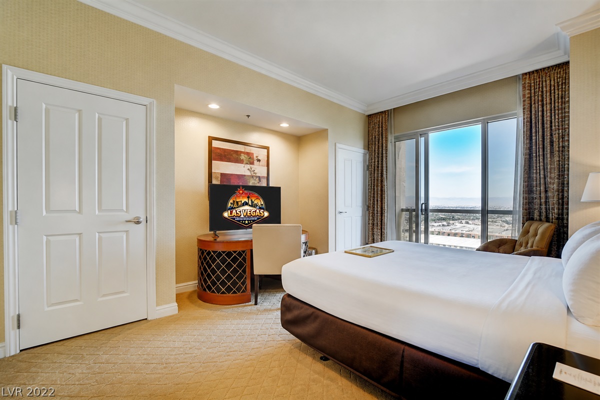 Rest easy on a plush king pillow-top mattress after Vegas adventures🛏️