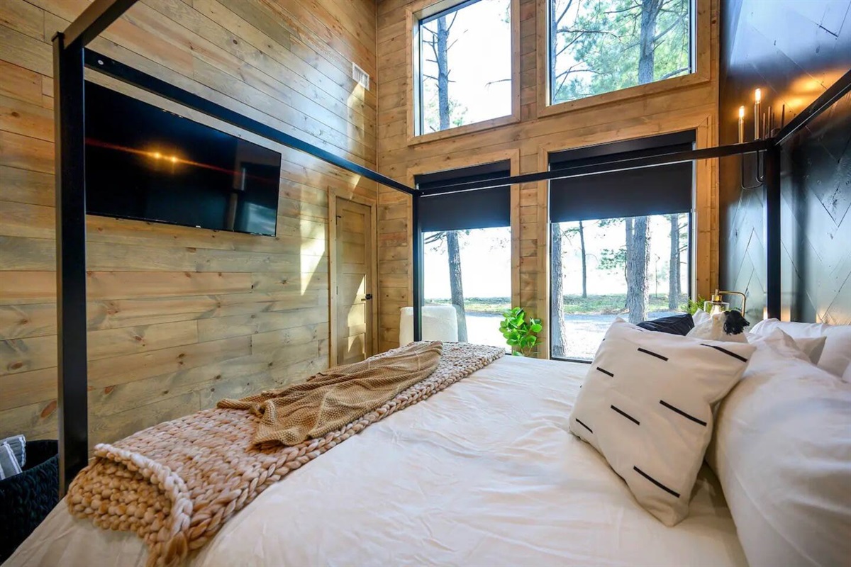 Absolutely loved our stay! The place was spotless and looked exactly like the photos and description. We felt right at home and can’t wait to come back. The outdoor patio was a highlight — perfect for relaxing and enjoying the vibe. Highly recommend!