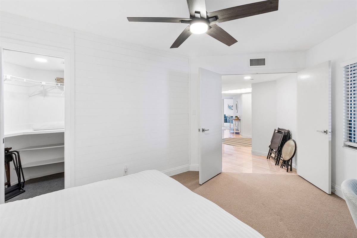 Bedroom 4, Queen-size bed