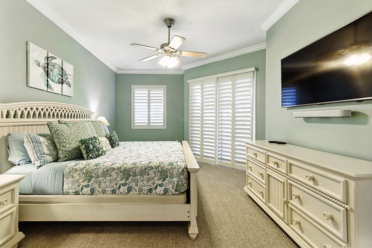 A calm coastal retreat made for deep rest. 🌿🐢
Sink into the plush king bed, kick on your favorite show, and let the soft sea-inspired tones set the mood—quiet, cozy, and perfectly relaxing after a day in the sun.
