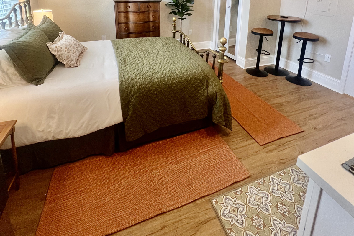 After a day exploring Prescott, retreat to your private suite. Stream your favorite show on the 50" Smart TV from the comfort of the Queen-size bed.