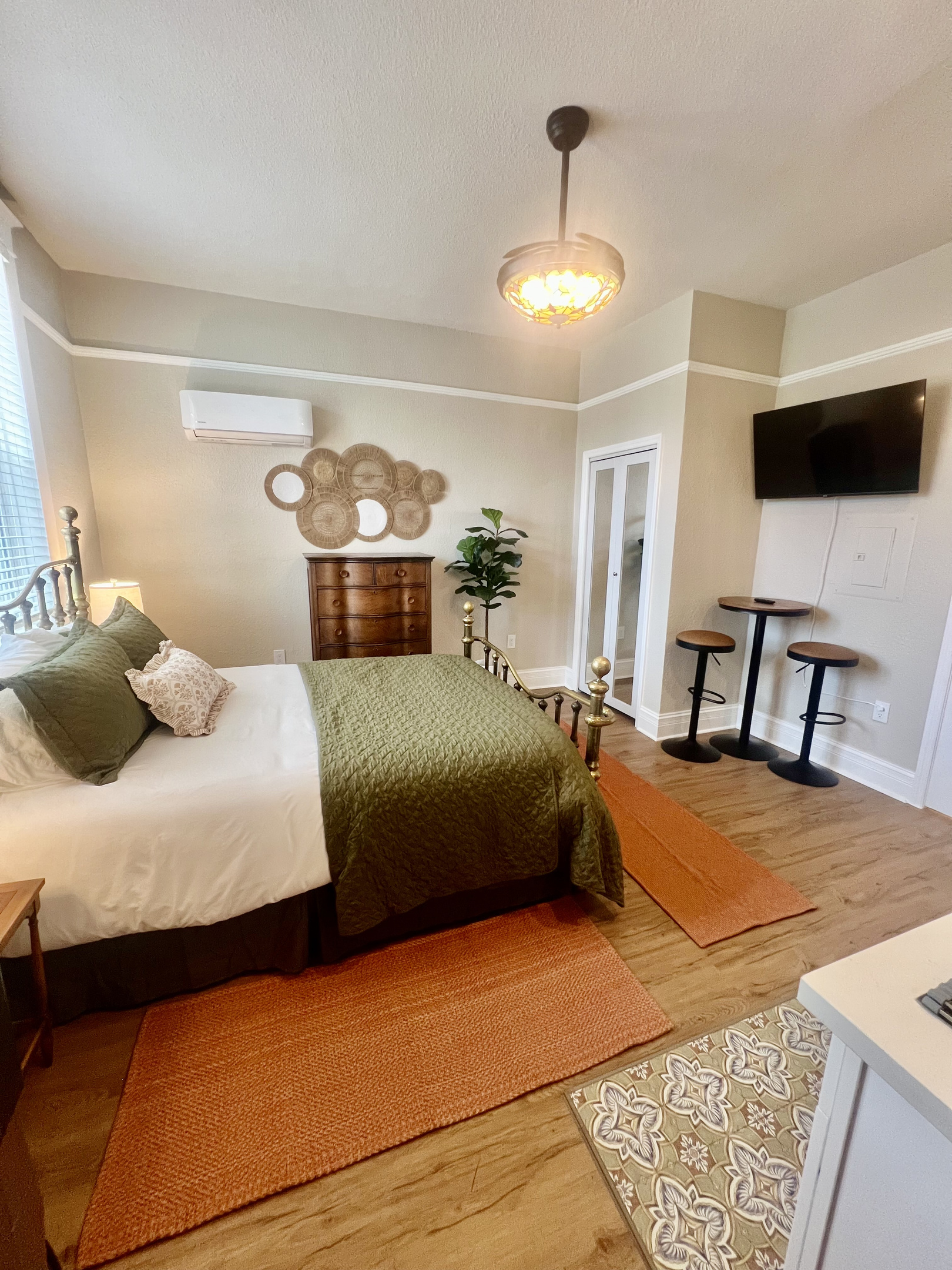 After a day exploring Prescott, retreat to your private suite. Stream your favorite show on the 50" Smart TV from the comfort of the Queen-size bed.