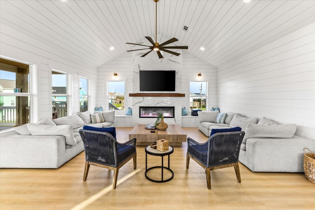 e1882f1f4a4e48f99134f27e153bb459 Large | Beachhouse | Texas | TX | Vacation Homes | Galveston | Crystal Beach | Kokomo | Breezy Days | Beachfront Elegance | Sunrise Serenity | Southern Sands Property Management, LLC