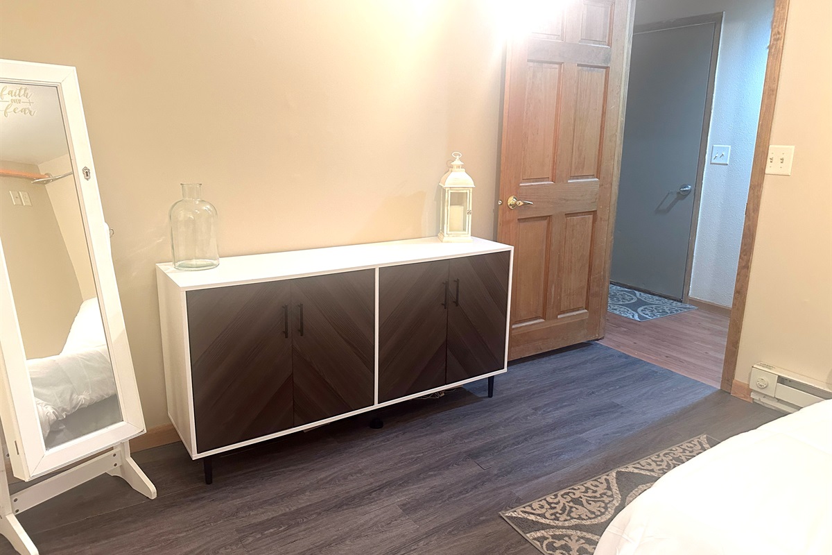 Enjoy the tastefully decorated queen bedroom. 