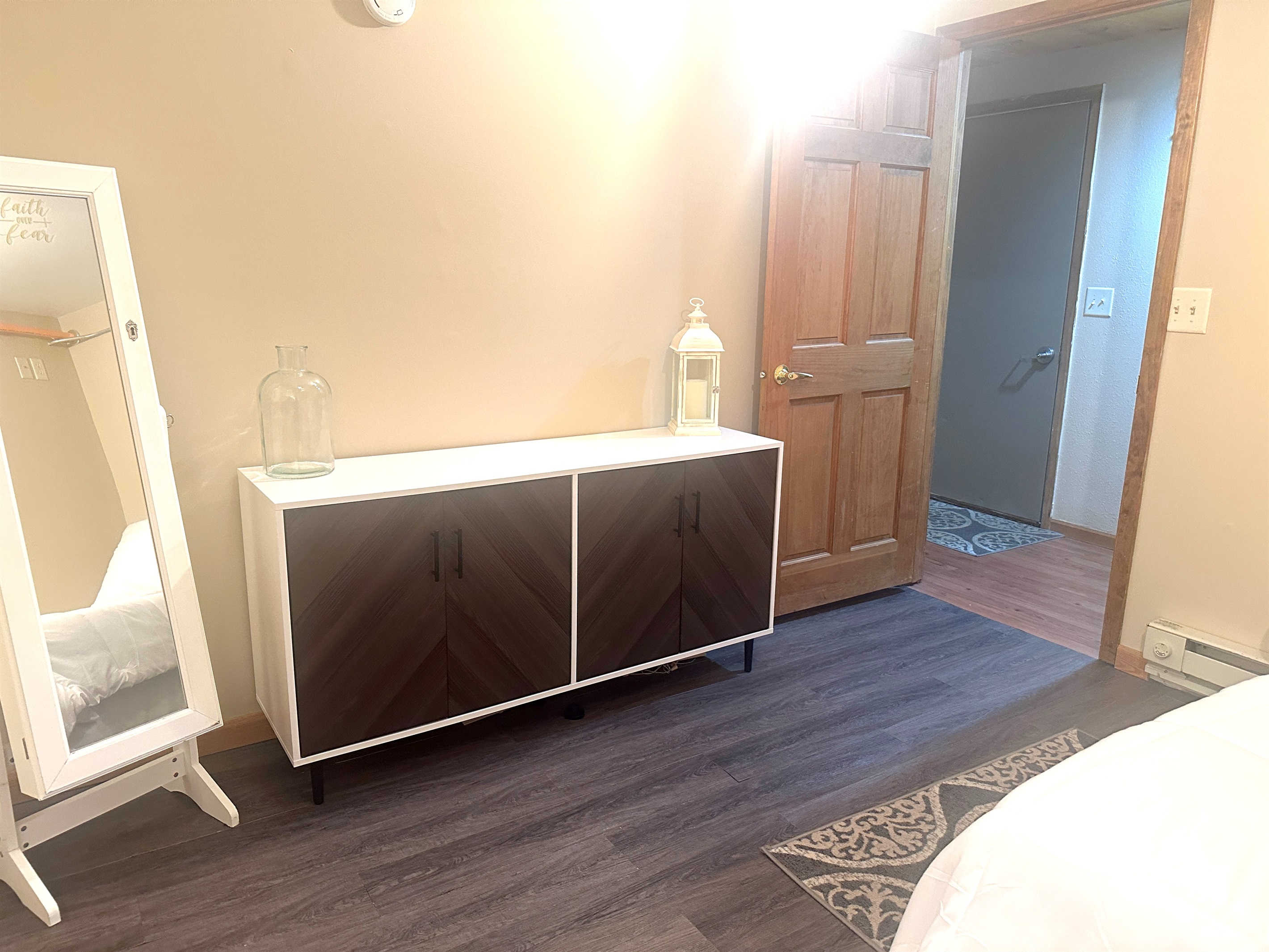 Enjoy the tastefully decorated queen bedroom. 
