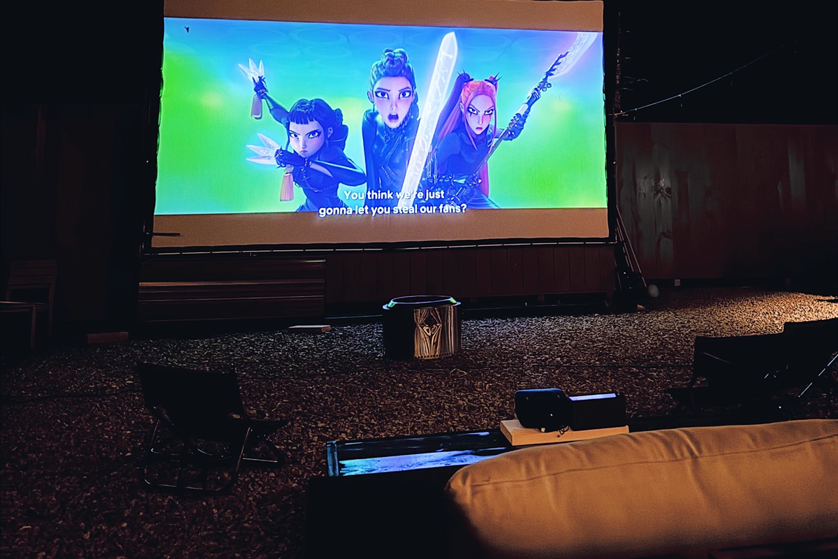 Outdoor screen with projector kit (rentable with advance notice for an extra fee)