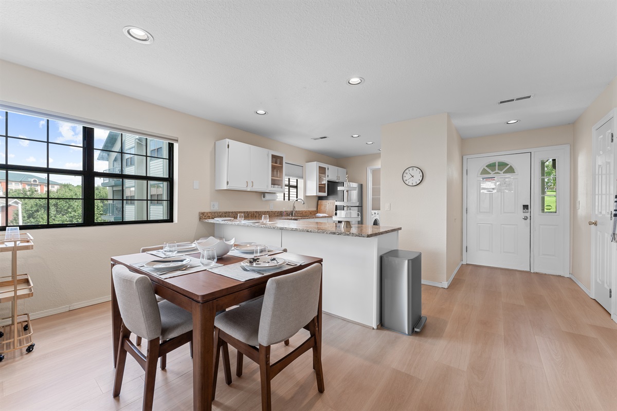 🍽 Share meals at the four-person dining table or pull up a stool to the breakfast bar—plenty of seating for everyone to dine or gather.