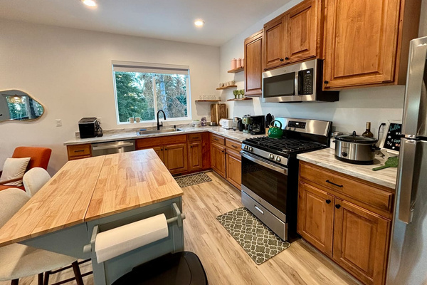 Wake up, brew coffee, and cook together in this sunny, fully equipped kitchen.
Fresh, airy, and designed for easy hosting. ☕