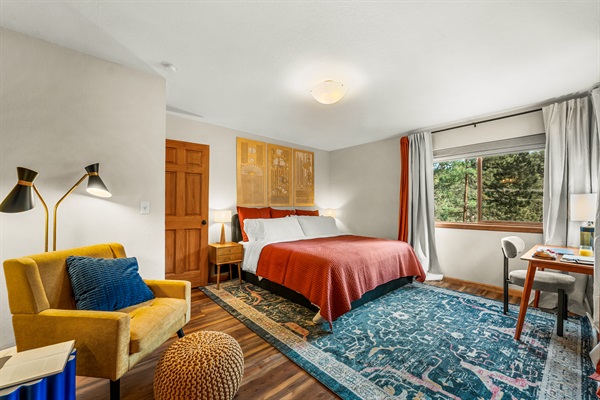 🛏️🌲 Main-floor primary suite : king bed, cozy reading chair, small desk for remote work ✍️, and a private full ensuite bath.