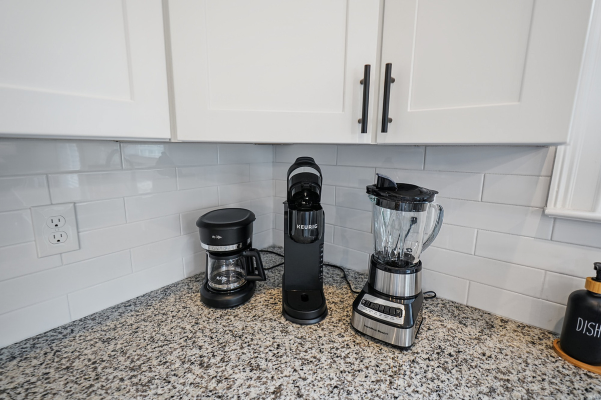 Coffee bar with a Keurig, full drip pot, and blender