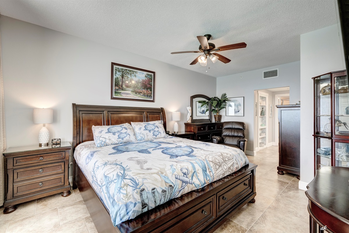 Main King w/dual nightstands