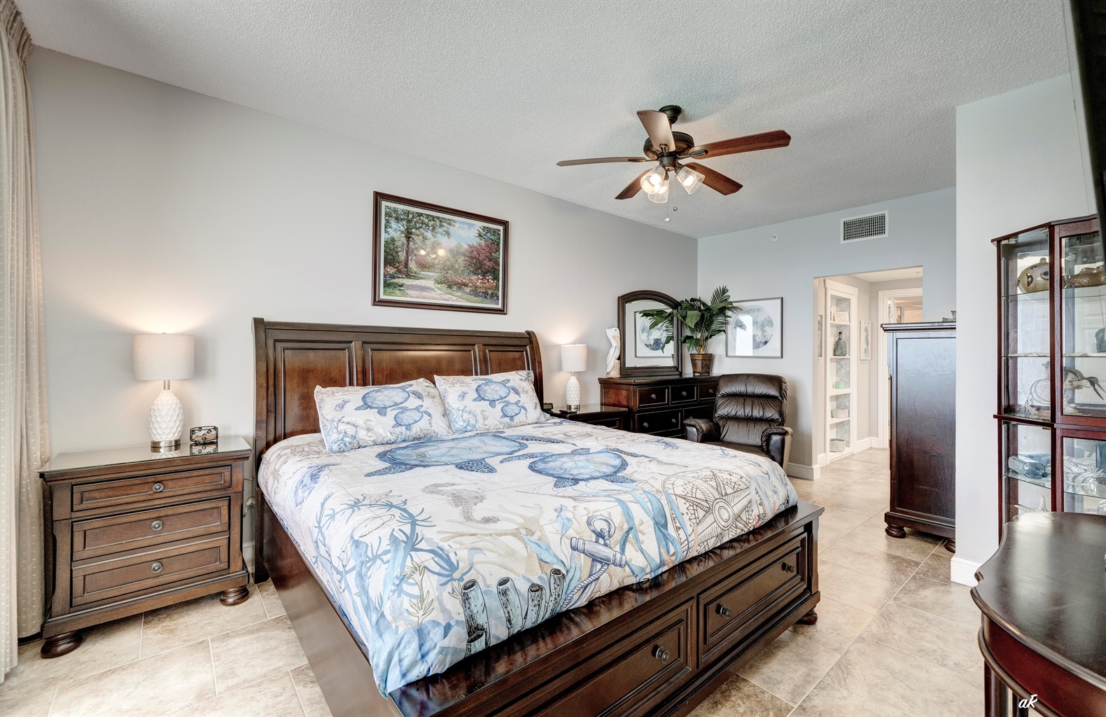 Main King w/dual nightstands