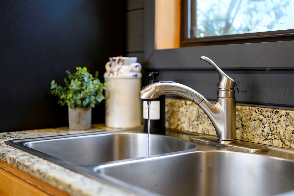 Fully Equipped Kitchen:
Spacious kitchen with modern appliances and generous counter space. Whether cooking a full meal or quick snacks, everything you need is right at hand.