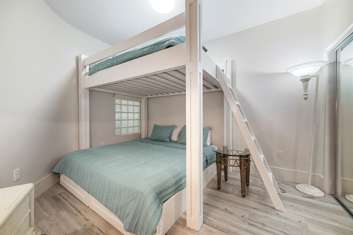A cozy and inviting bunk bed room, perfect for creating memories and enjoying a comfortable stay. This space offers a blend of functionality and style.