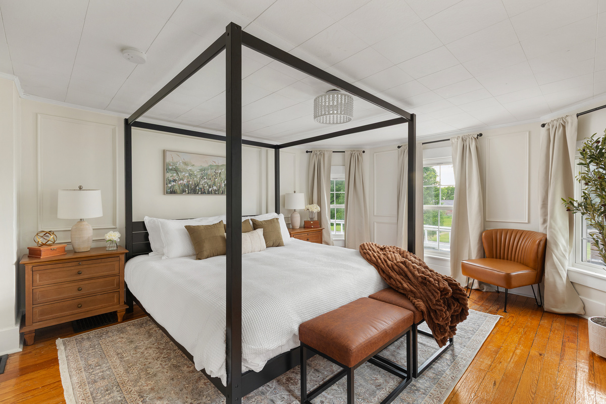 Designed with mornings in mind. This elegant suite offers a peaceful, luxurious space to get ready, sip coffee and make unforgettable memories. Crisp white bedding makes sure every stay is fresh and  clean.