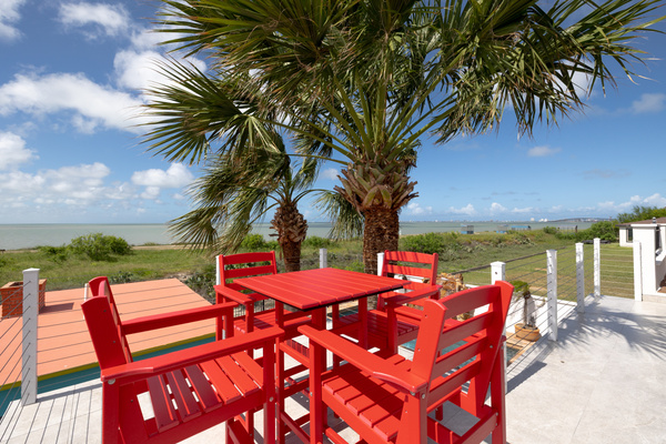 Outdoor dining/Bay Views