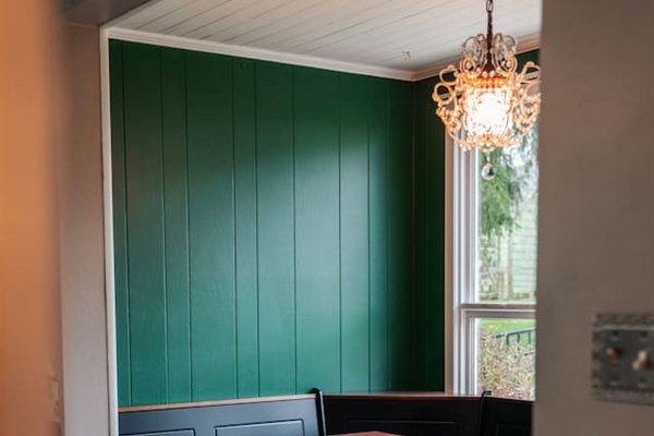 Corner table that seats 4-5 people