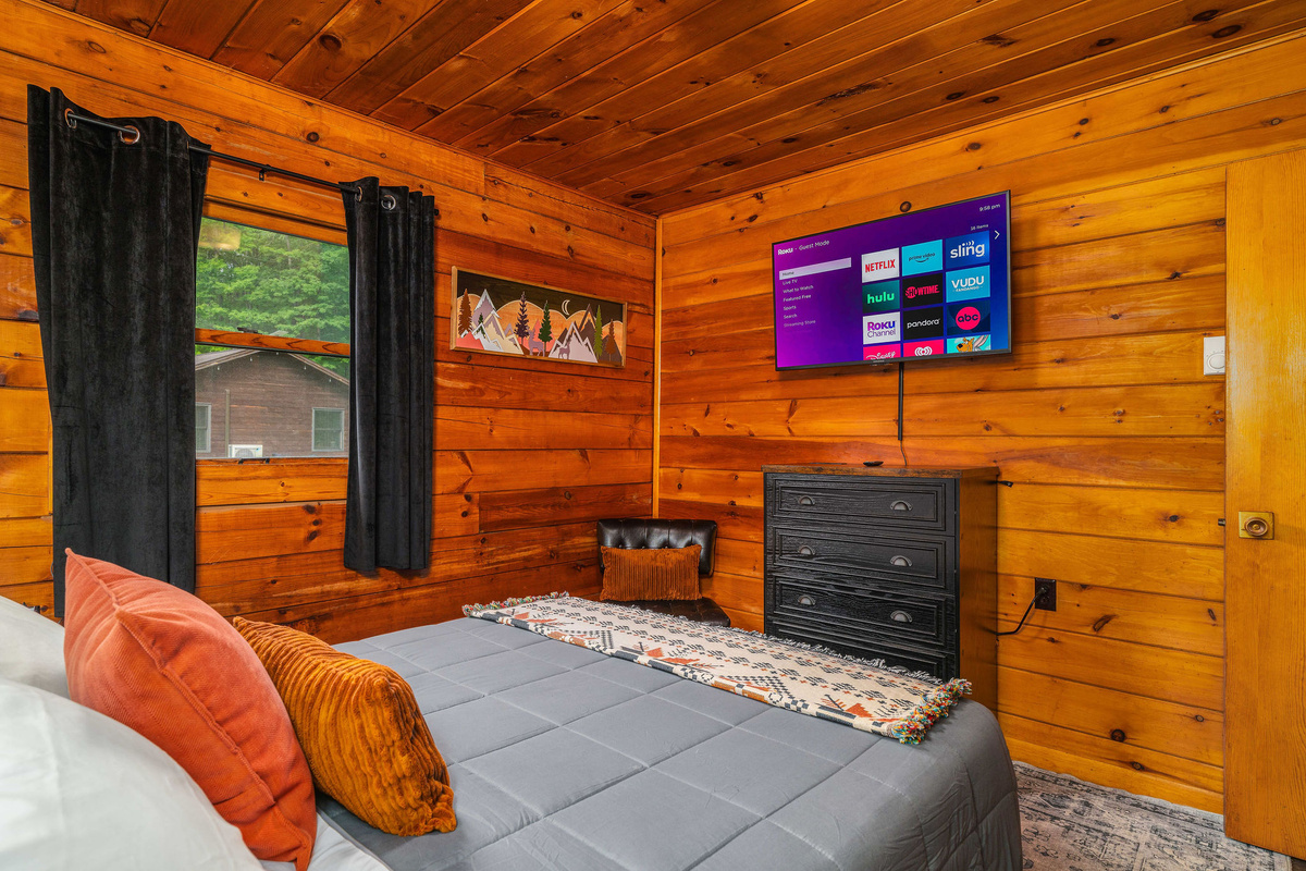 📺 Smart TV in the master — wind down with your favorite show.