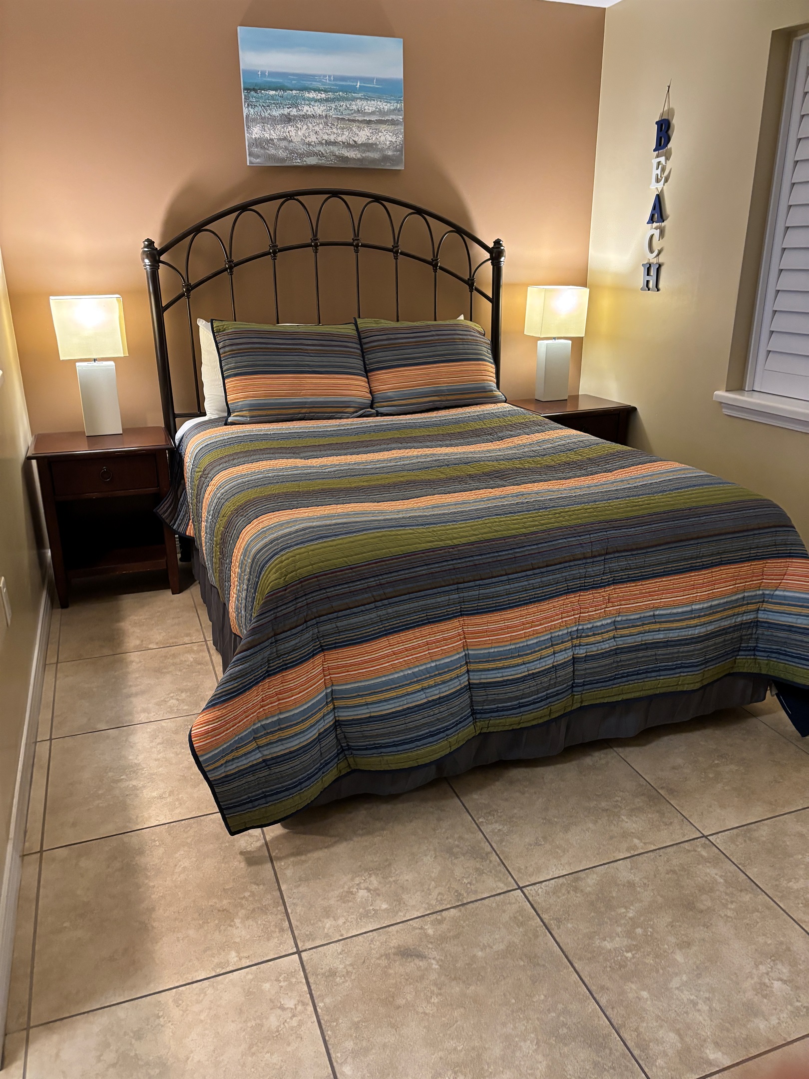 Bedroom area with queen size bed