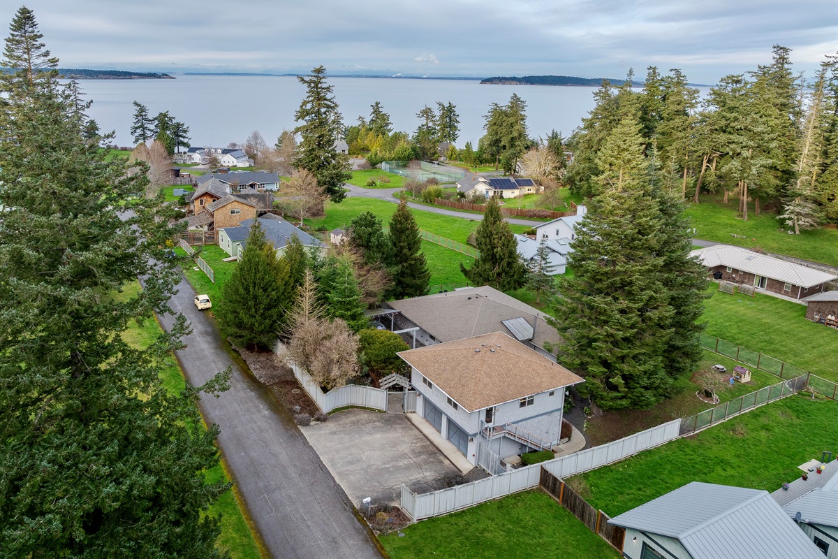 Nordhaven home is conveniently located between the Village of Eastsound and the Salish Sea in a quiet and private neighborhood.
