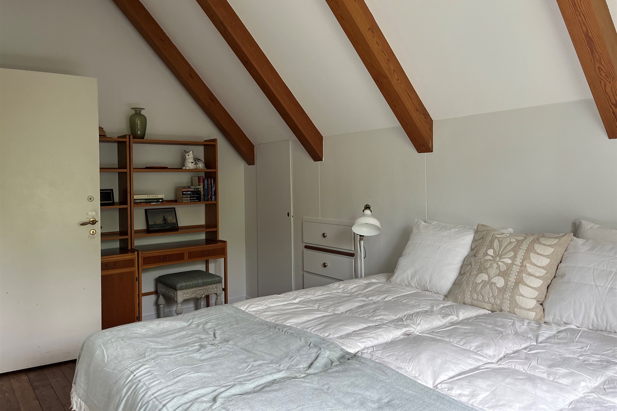 Bedroom 2 upper floor: cosy atmosphere with original beams and garden views.