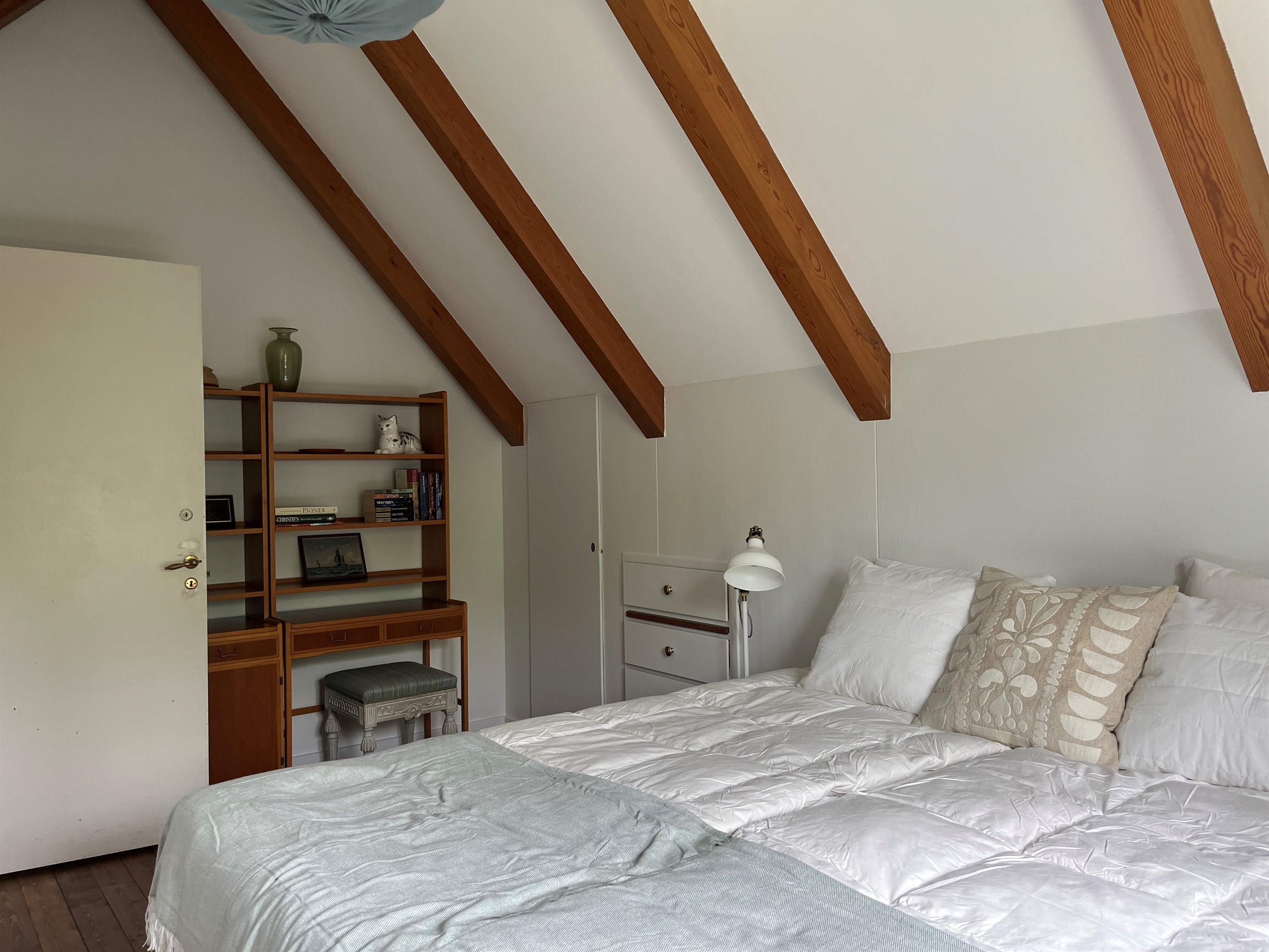 Bedroom 2 upper floor: cosy atmosphere with original beams and garden views.