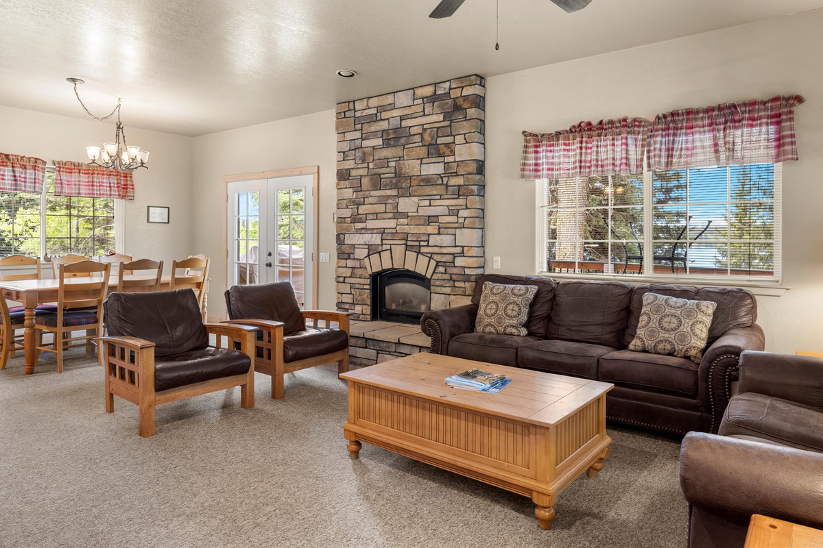 Hawks Nest Family Room with Fireplace