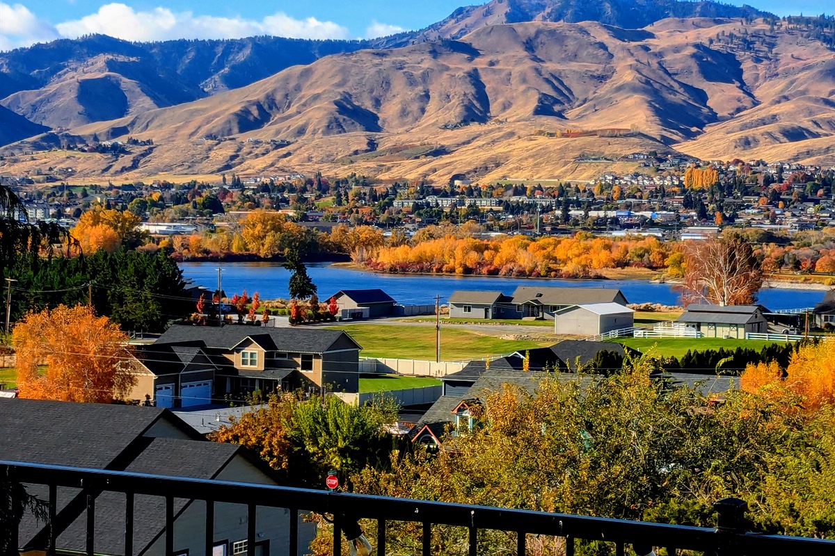 Unbeatable panoramic views of the Columbia River & Wenatchee Valley.