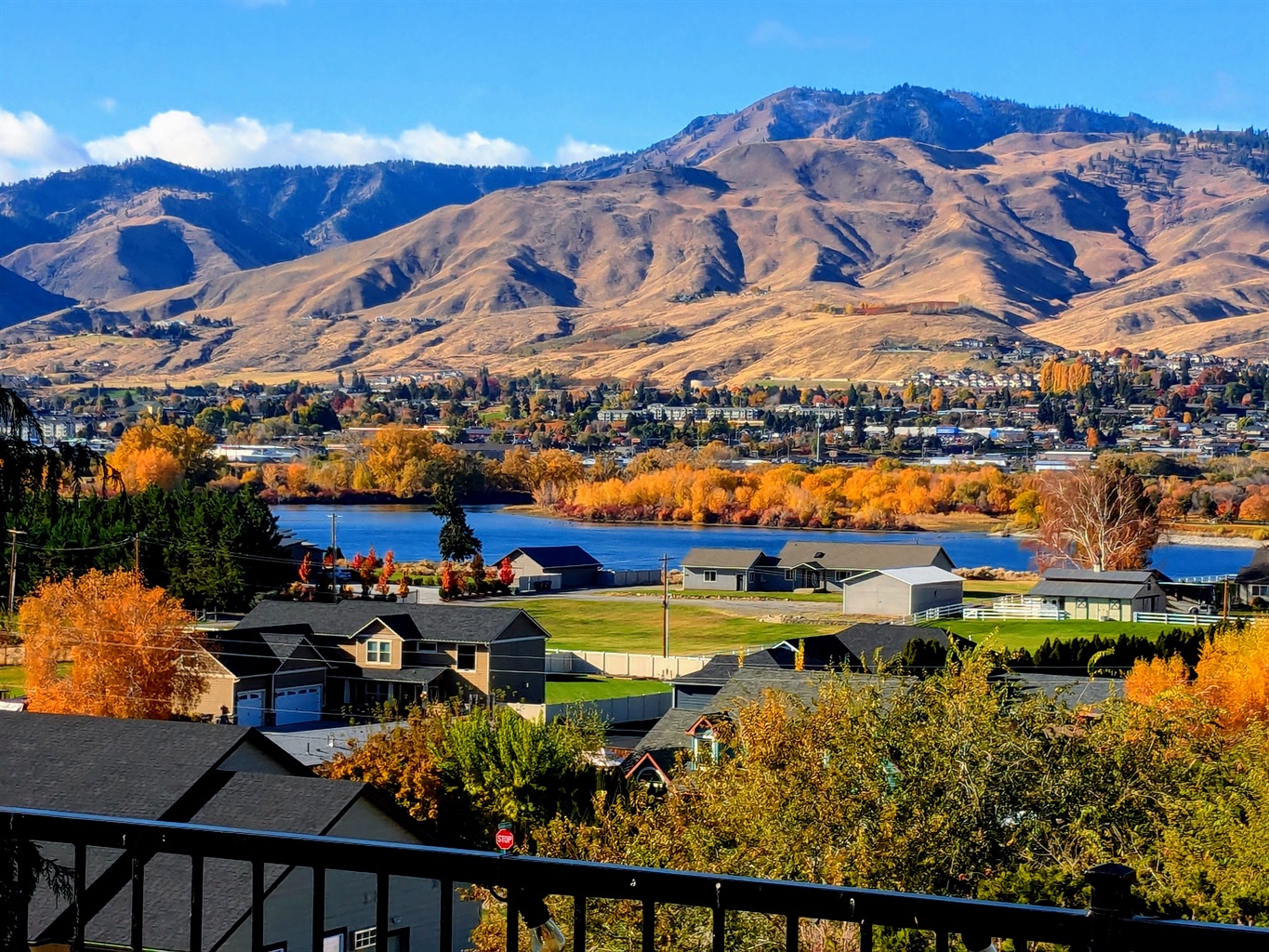 Unbeatable panoramic views of the Columbia River & Wenatchee Valley.