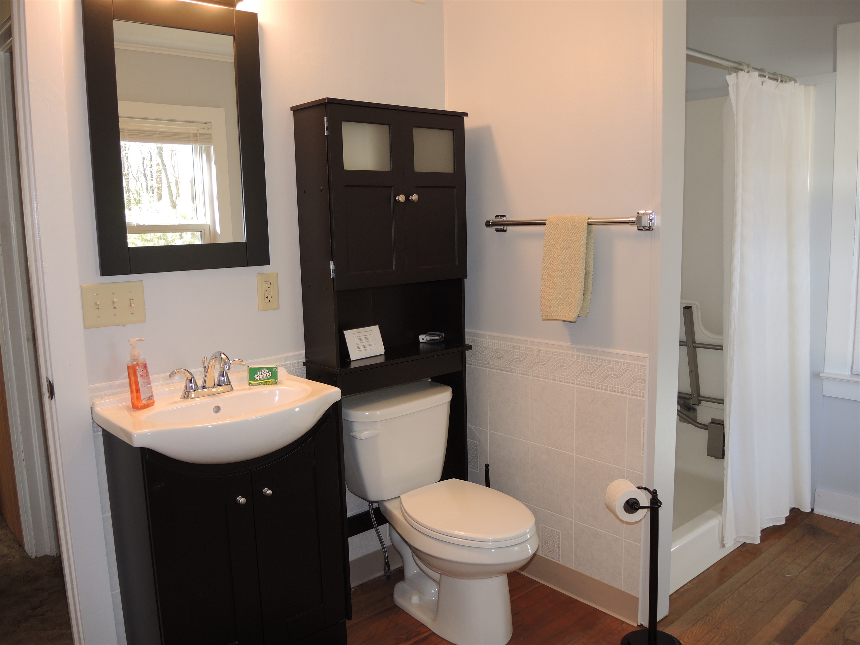 Water's Edge bathroom