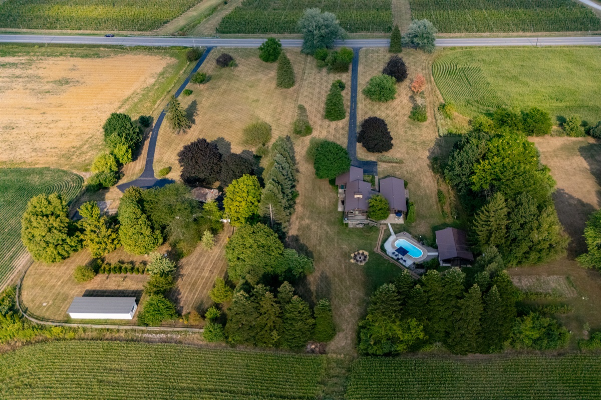Private countryside retreat with pool, fire pit, and spacious grounds—perfect for relaxing getaways or family gatherings.