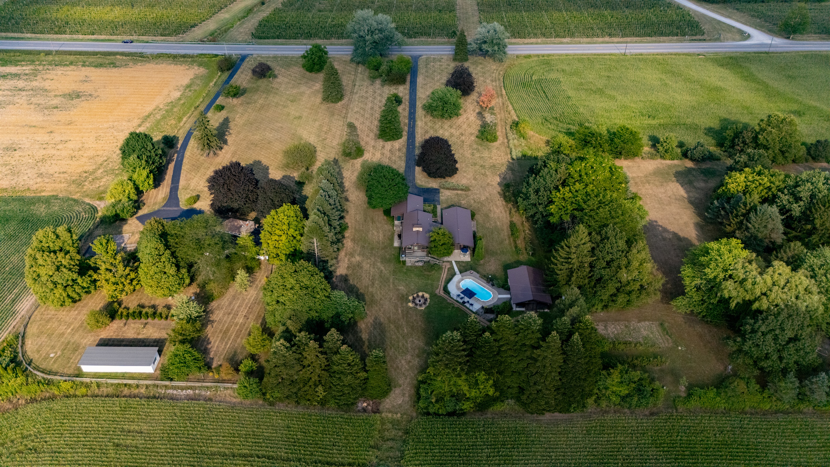 Private countryside retreat with pool, fire pit, and spacious grounds—perfect for relaxing getaways or family gatherings.