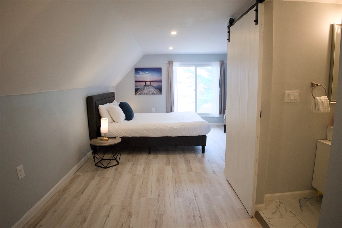 Ensuite with a view - king bed, full bath