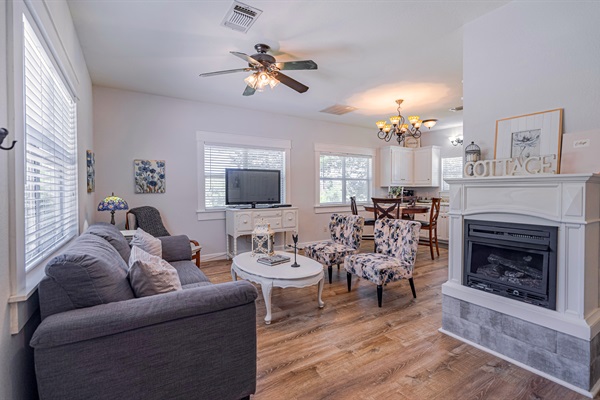 Cottage living room - classy comfort