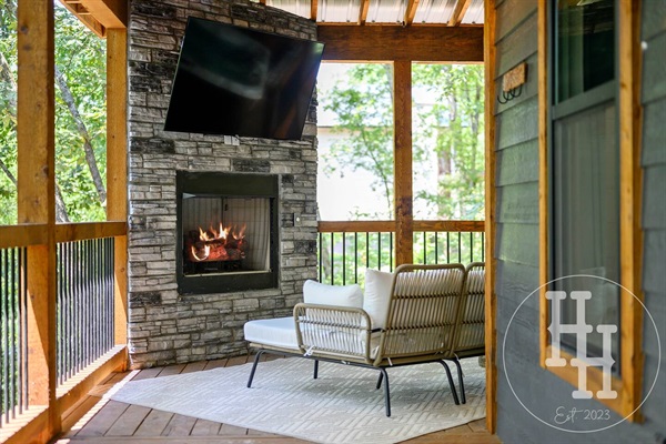 Enjoy your favorite entertainment from our outdoor living space. Smart TV