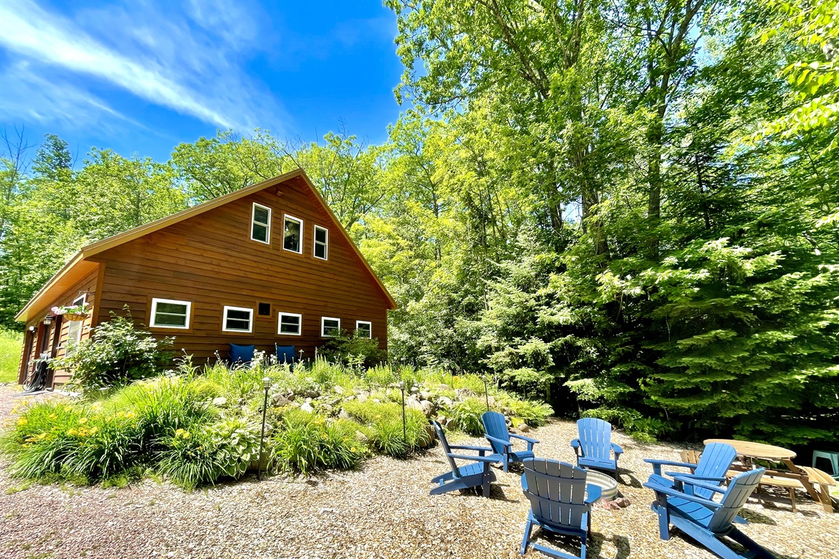 Rock Garden Cottage fire place and picnic table 