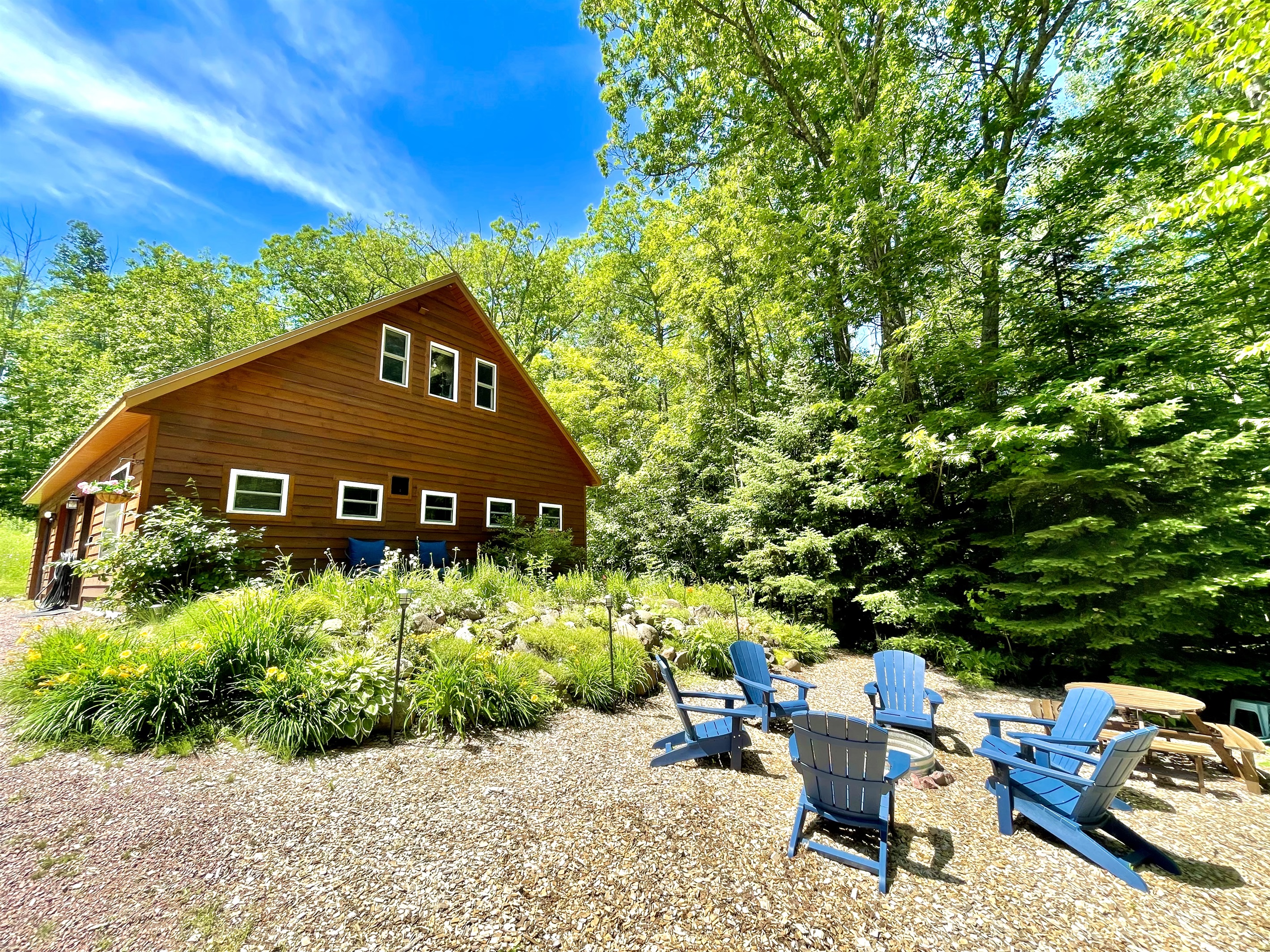 Rock Garden Cottage fire place and picnic table 