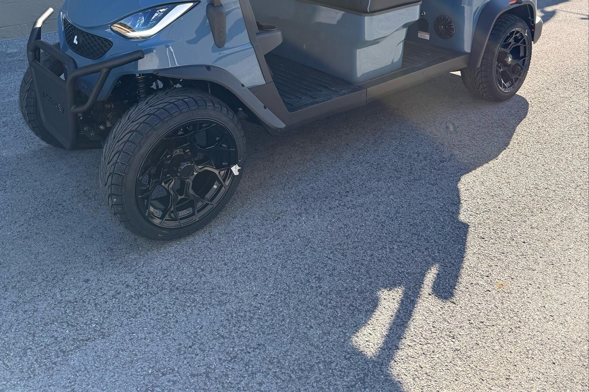 Golf cart for zipping to slip