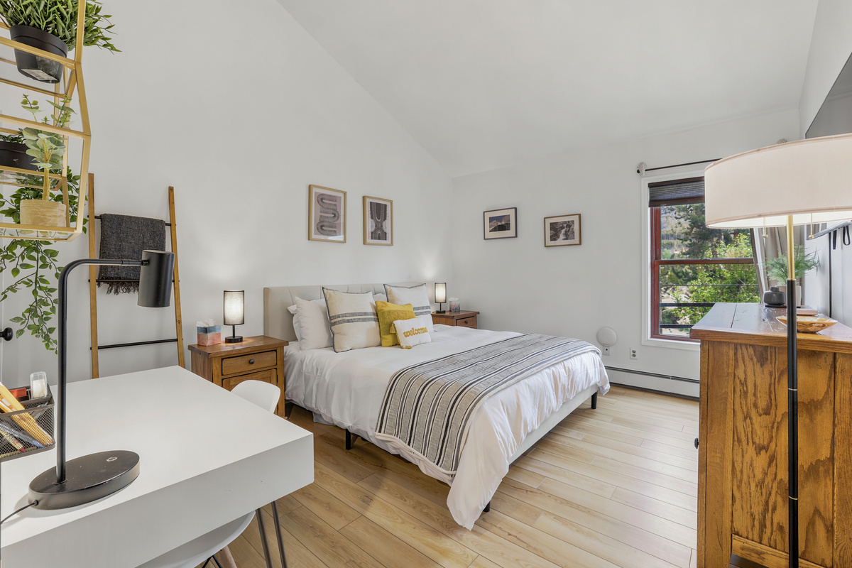 Bedroom 1, with 1 king bed