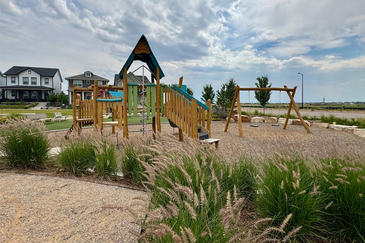 Community park (Honeysuckle Park) just a minute away with playground, open space, picnic tables, and barbecues.