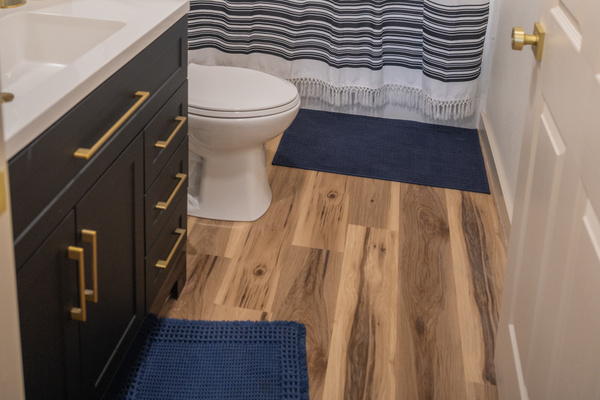 Full bath w/tub/shower combo