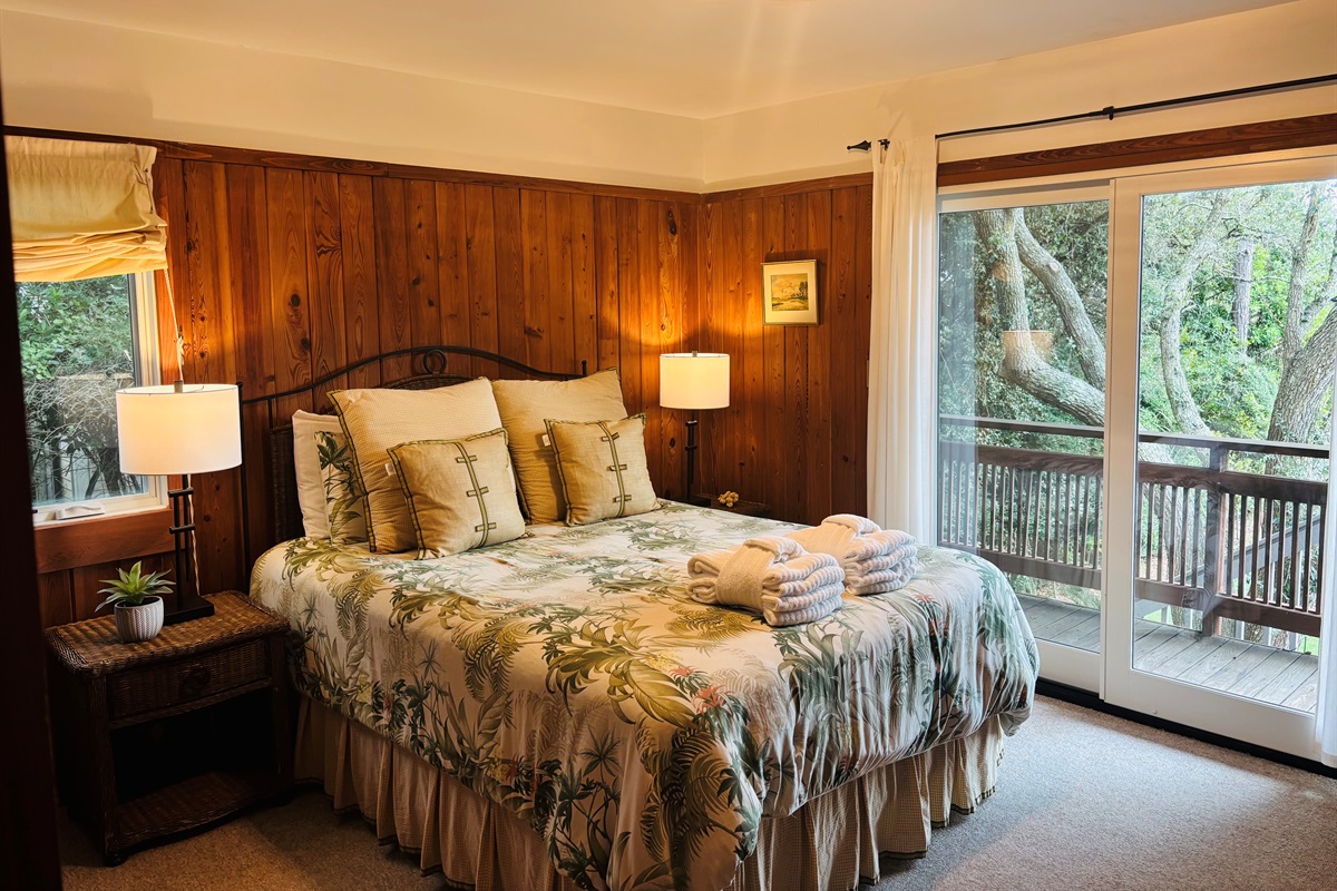 Upstairs queen - ensuite