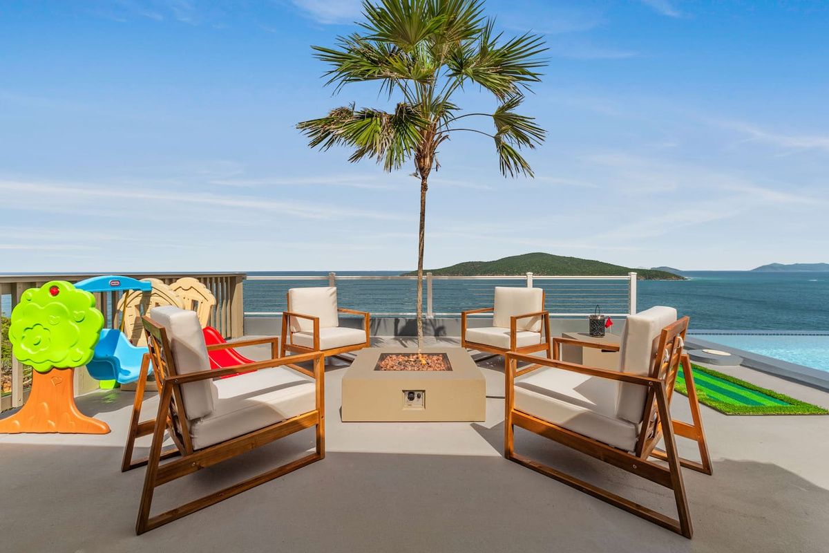 Pool with panoramic views of the ocean and island chain! 