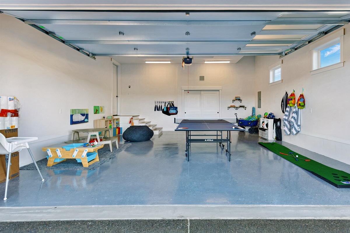 Garage with free EV charger, kids zone play area, ping pong, golf putterball & fully loaded beach supplies!