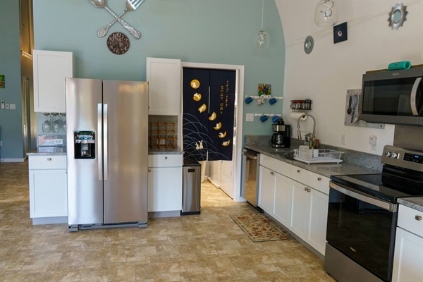 Refrigerator with ice maker & water dispenser, wine glasses & wine rack. Pantry has flour, oil spray, instant oatmeal & spices. Tea & coffee always stocked, laundry detergent & dryer balls for the washer & dryer. 