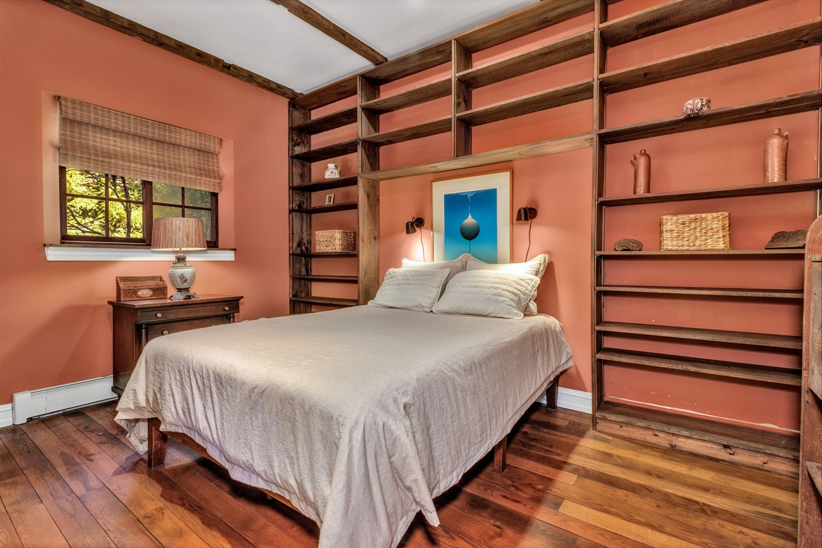 First floor Bedroom - Queen
