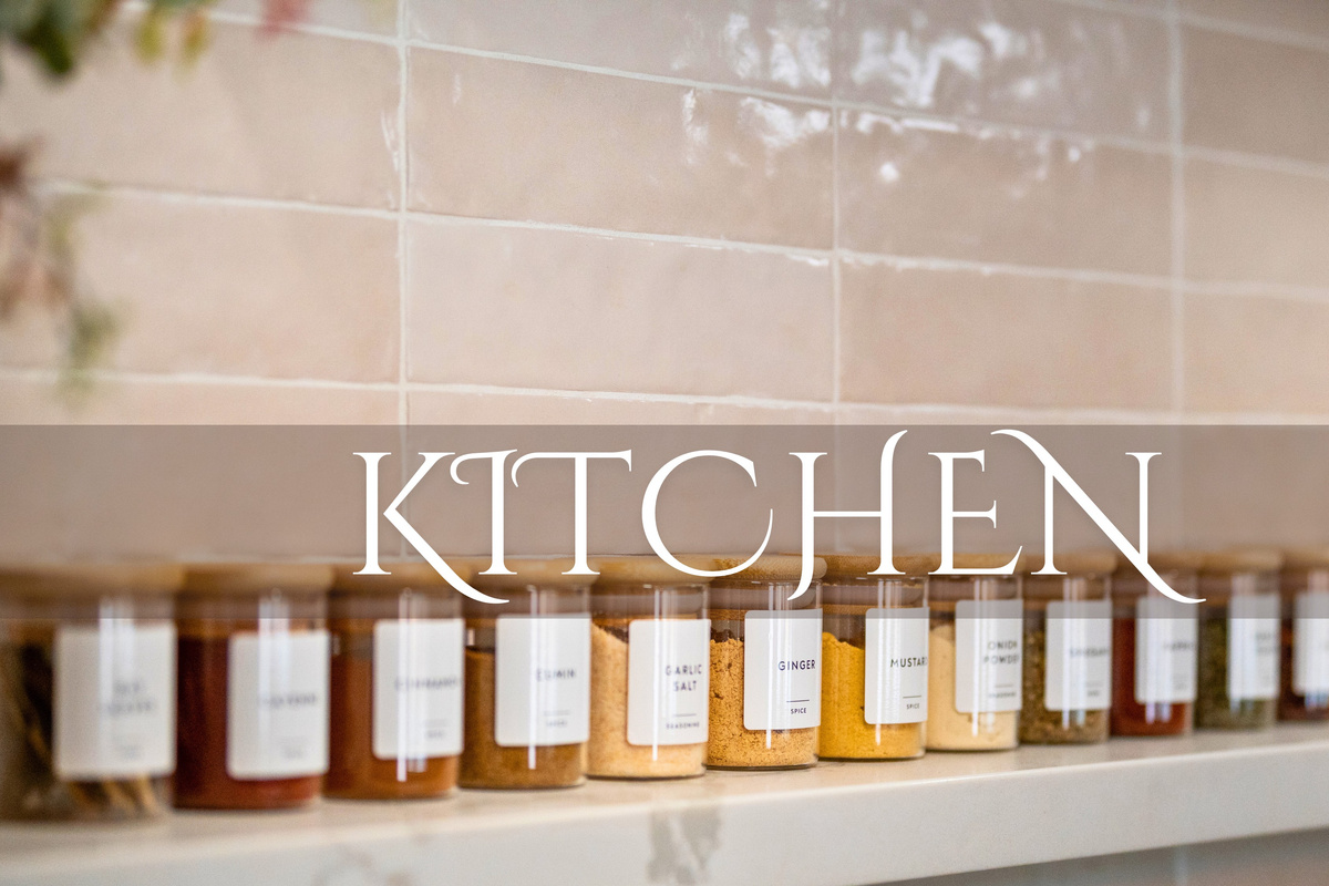 Spice up your meals with this beautiful, well-stocked spice rack. A thoughtful touch that brings extra flavor to your culinary creations.