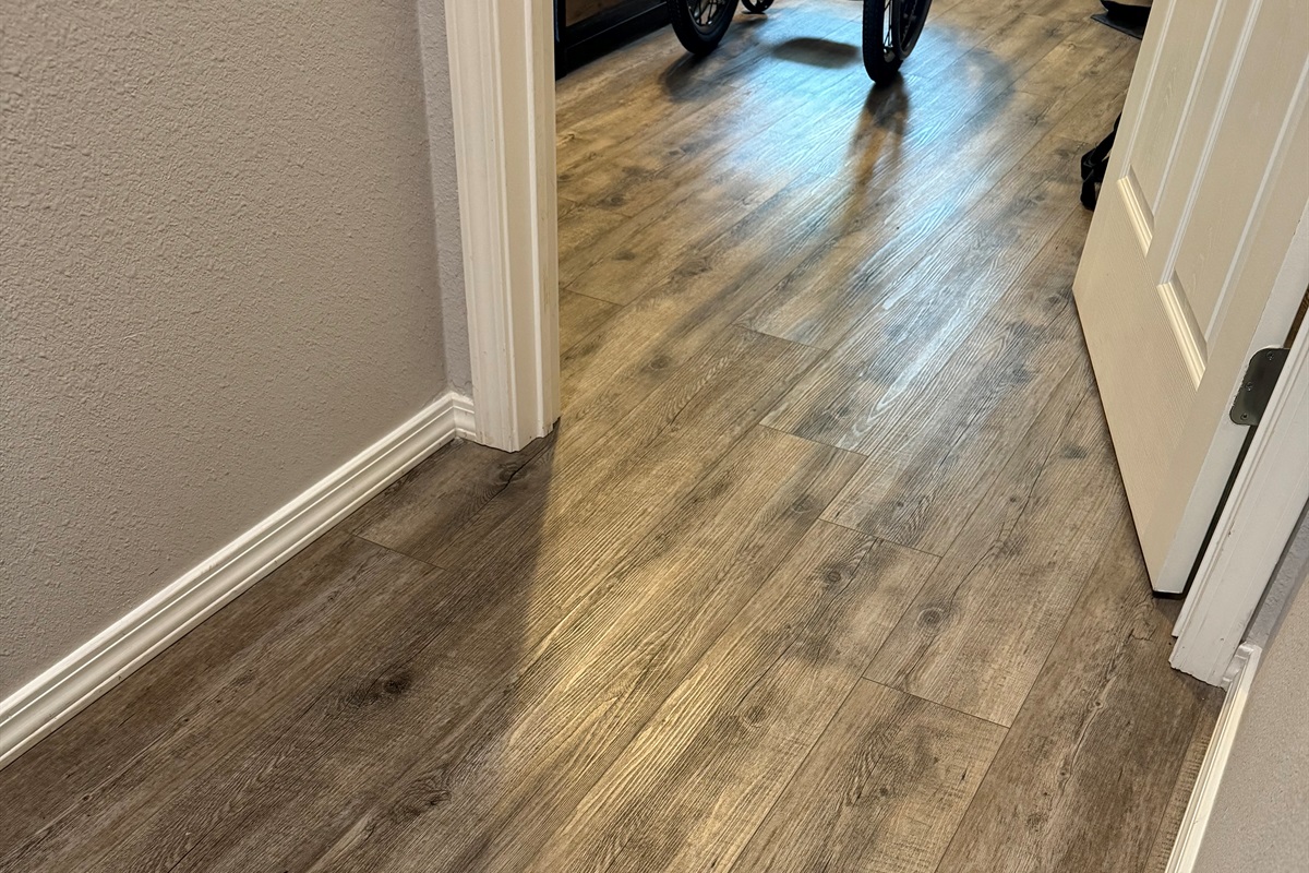 ♿ Step-free access with wide doorways and smooth flooring throughout the bedrooms and master shower room.